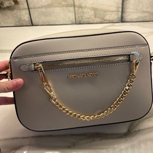 BRAND NEW Michael Kors purse. Light sand LG EW ZP chain xbdy leather.